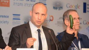השר נפתלי בנט ומלפפון. קרדיט: יאיר שגיא/YNET